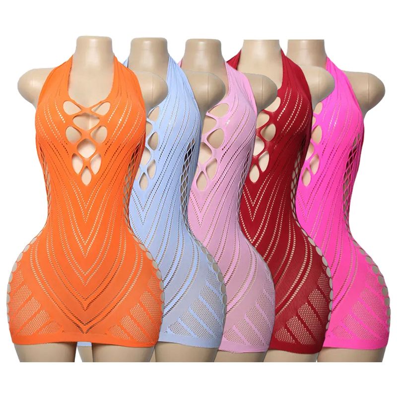 Vestido corto en malla con escote halter y diseño calado que realza la silueta.