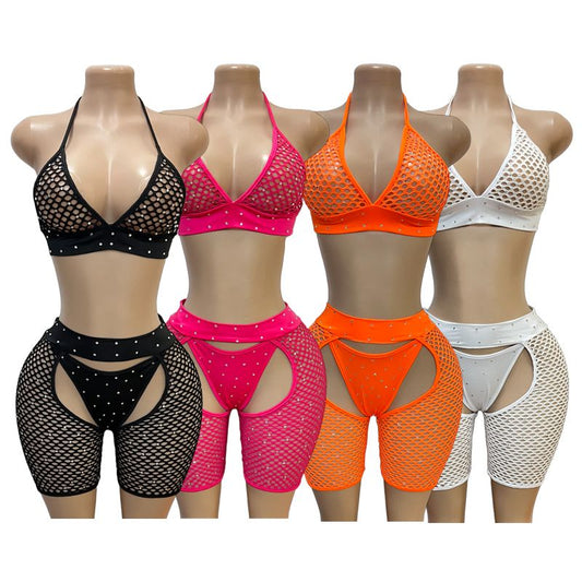 Set de dos piezas en malla con brillo sutil y cortes sensuales