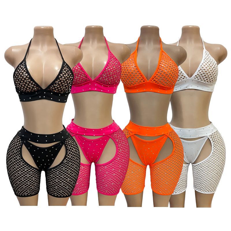 Set de dos piezas en malla con brillo sutil y cortes sensuales