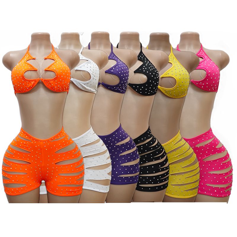 Set de dos piezas con brillo y cortes atrevidos que realzan las curvas