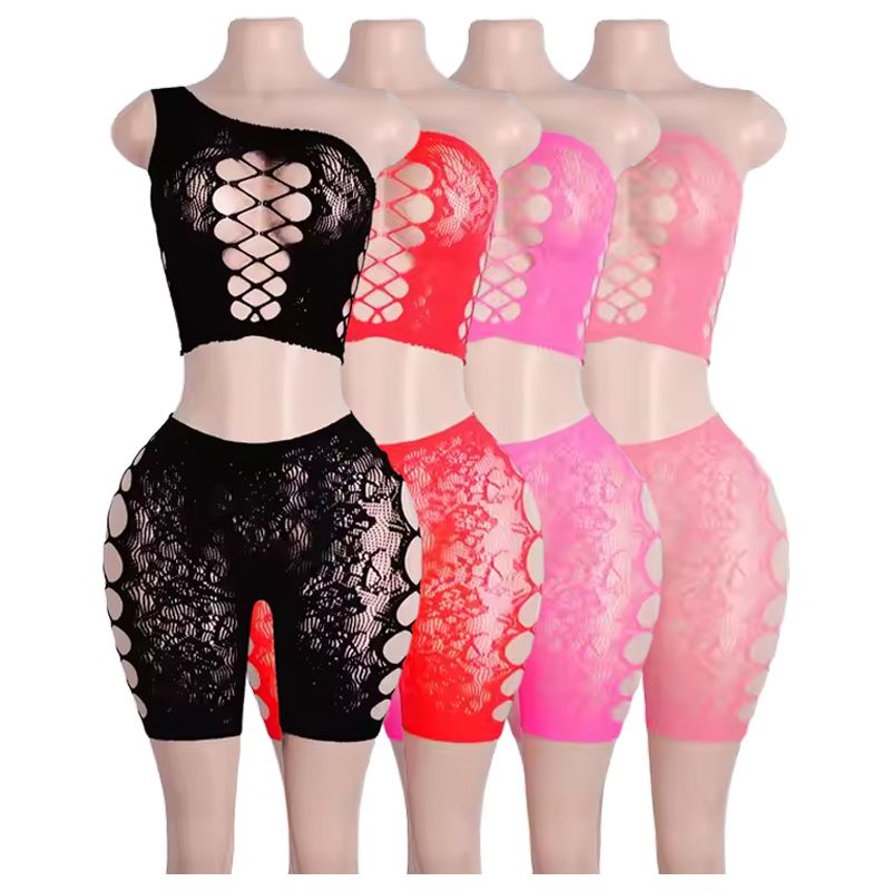 Set de dos piezas en encaje con diseño asimétrico y detalles cruzados.