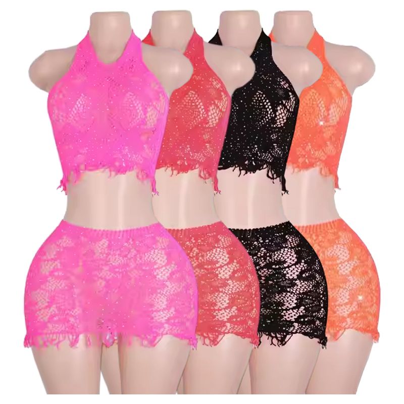 Set de dos piezas en encaje con brillo sutil y corte halter.