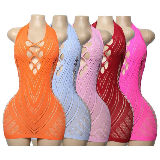 Vestido corto en malla con escote halter y diseÃ±o calado que realza la silueta.