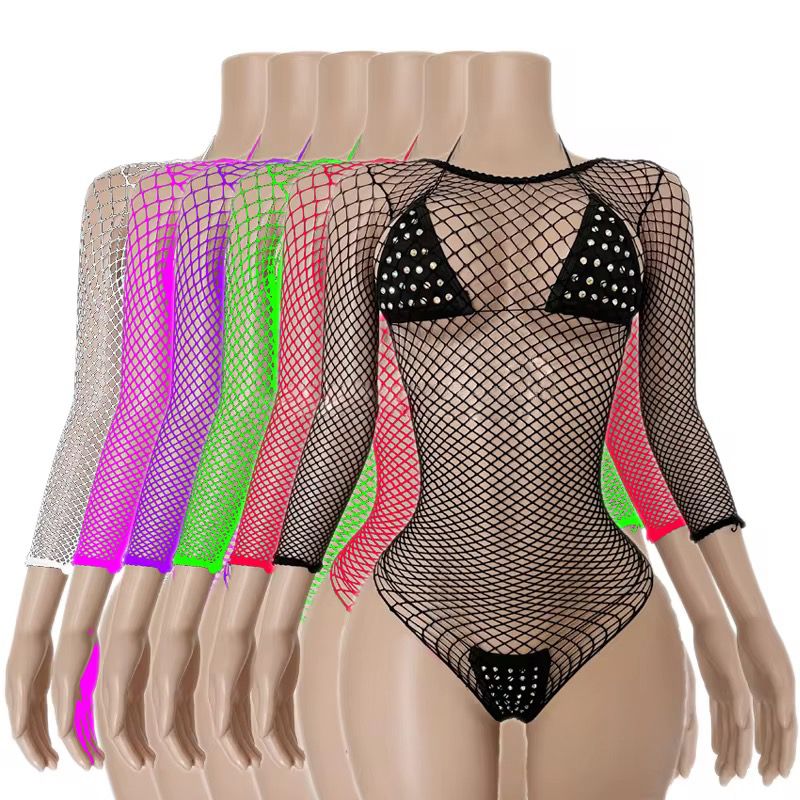 Set de tres piezas en malla con mangas largas y diseño transparente que realza la figura.