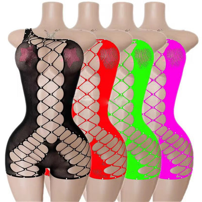 Enterizo de malla con diseño asimétrico y cortes abiertos que realzan la silueta.