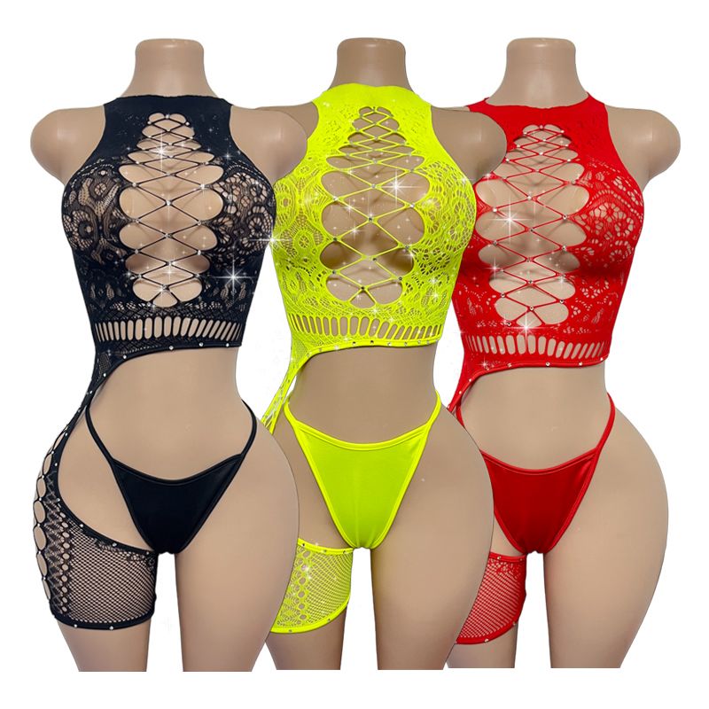 Set de tres piezas en malla con top cruzado, panty y detalle en pierna.