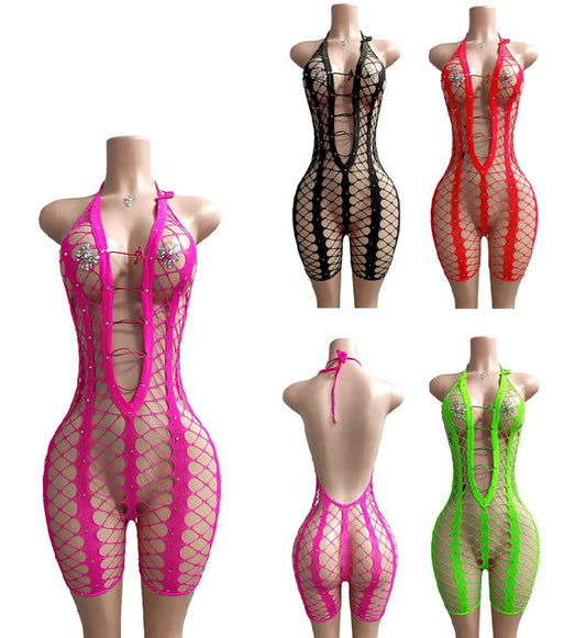 Enterizo de malla con escote halter, amarre frontal y pedrerÃ­a que realza la silueta.