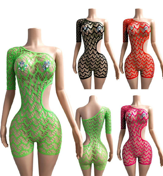 Enterizo de malla con diseÃ±o asimÃ©trico de un solo hombro y pedrerÃ­a que realza la silueta.