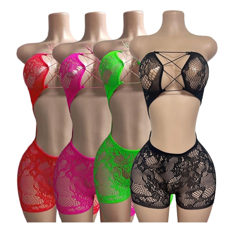 Set de dos piezas en encaje con top ajustable y short de malla que realza la figura.