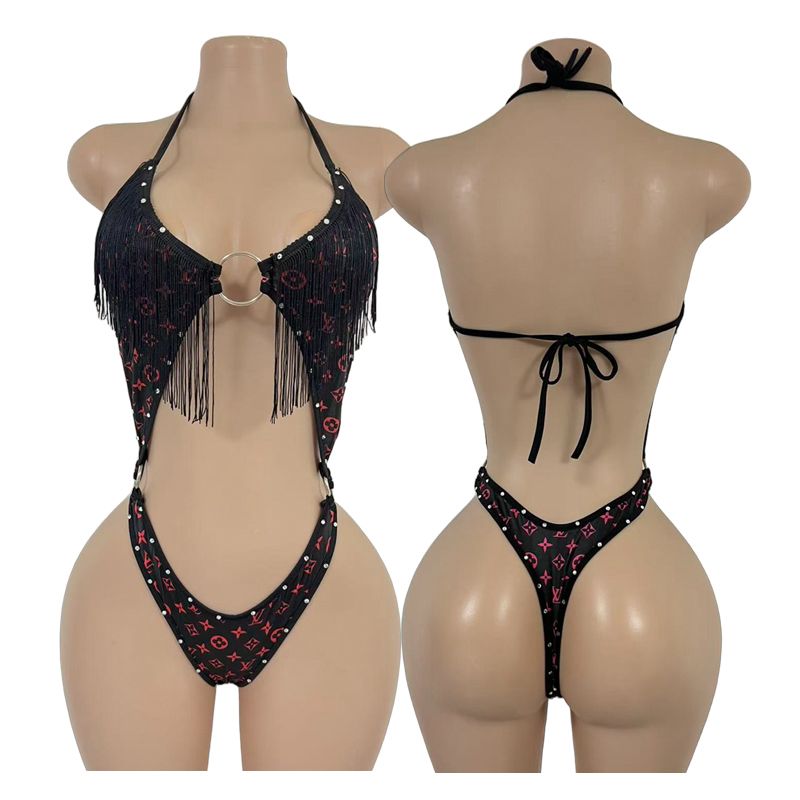 Set de dos piezas con top halter de flecos y aro central, y panty de corte alto que realza la figura.