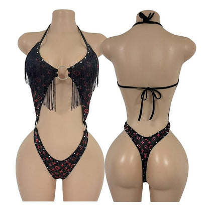 Set de dos piezas con top halter de flecos y aro central, y panty de corte alto que realza la figura.