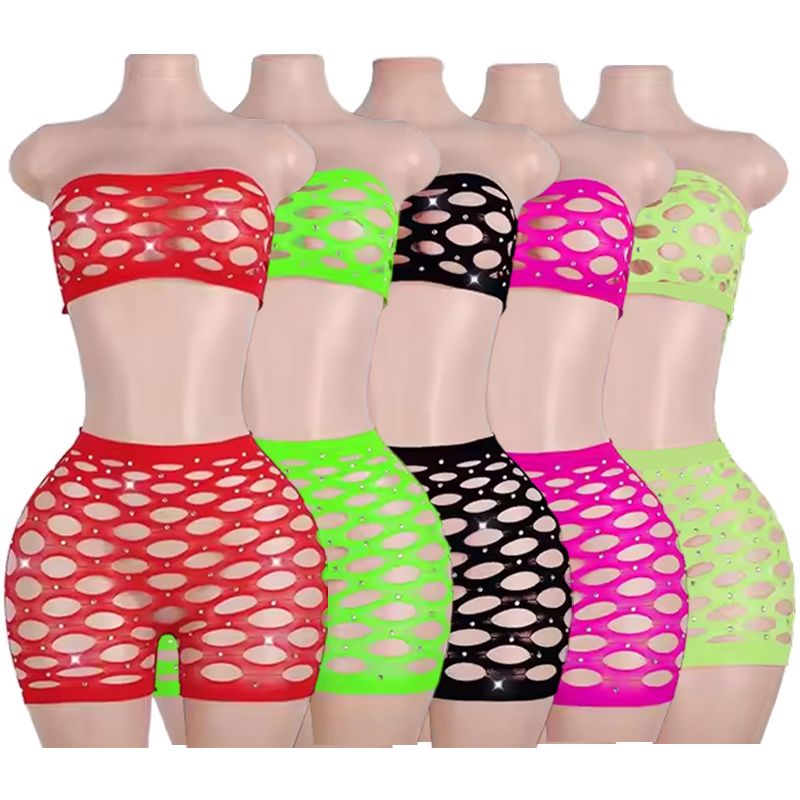 Set strapless de dos piezas en malla con diseño calado que realza la silueta.