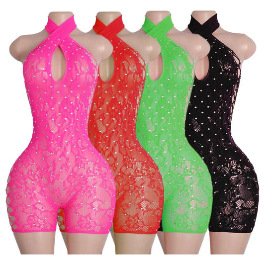 Enterizo de encaje con pedrerÃ­a y escote halter cruzado que realza la silueta.