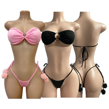Set strapless de dos piezas con aro central y panty ajustable con detalle de pompones.