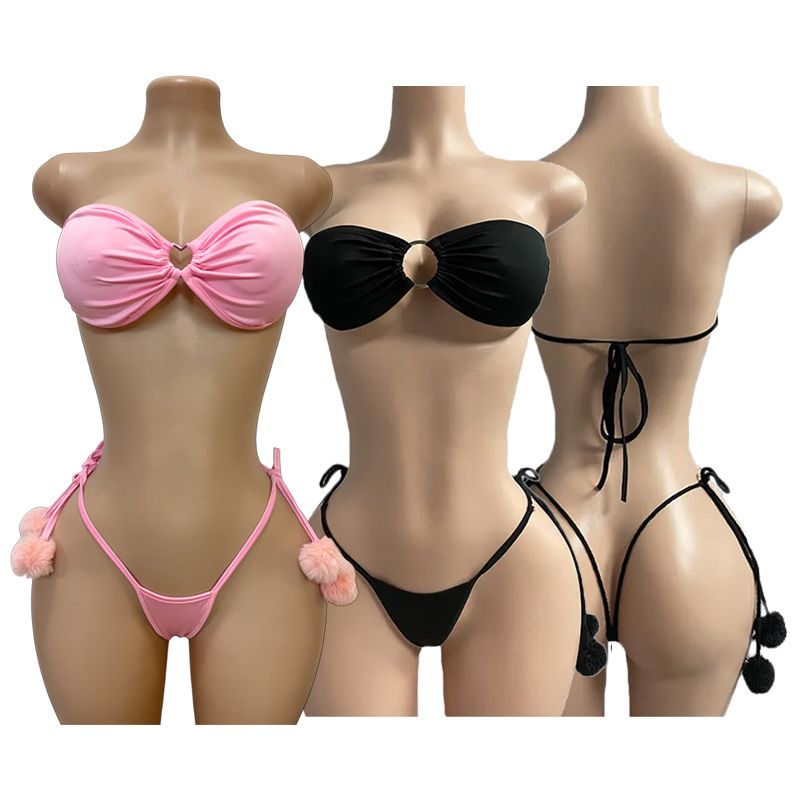 Set strapless de dos piezas con aro central y panty ajustable con detalle de pompones.