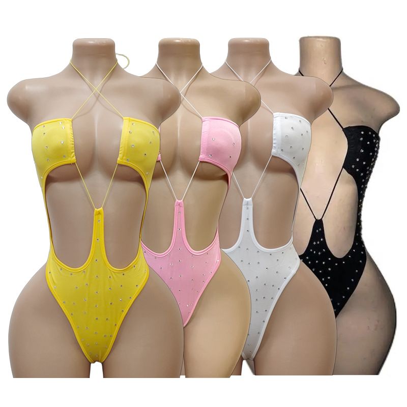 Body con pedrería y diseño de tiras cruzadas que realza la silueta.