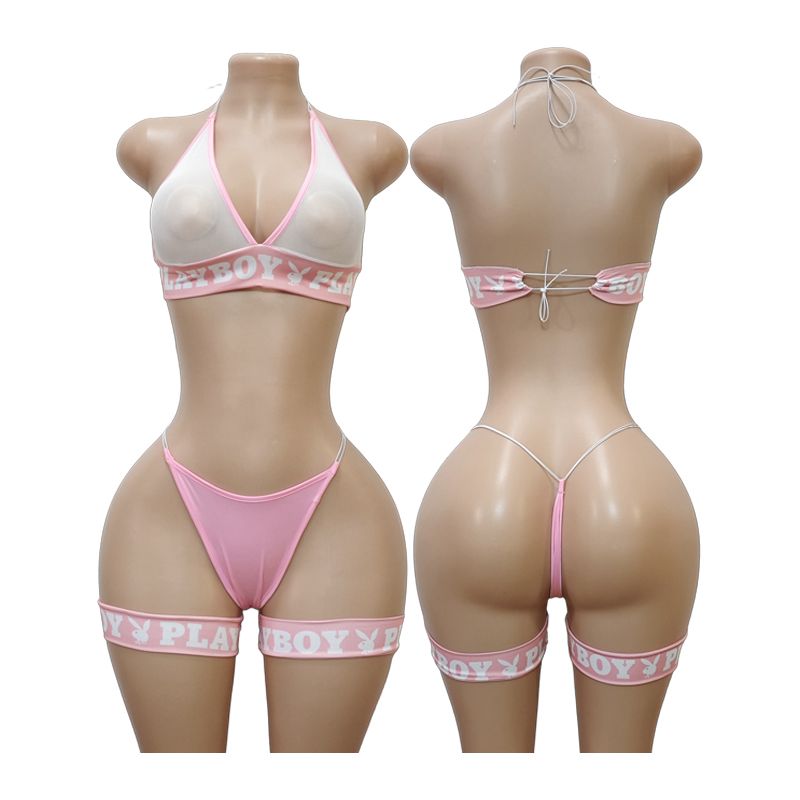 Set de dos piezas estilo sporty con detalles PLAYBOY, top halter y panty tipo hilo con ligas en muslos.