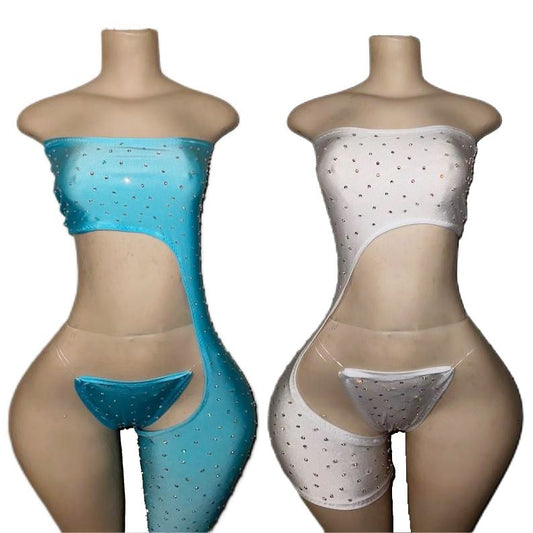 Set de dos piezas asimÃ©trico con pedrerÃ­a, top strapless y panty a juego.