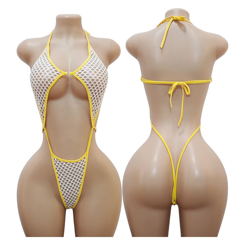 Set de una pieza tipo red con diseño halter y espalda descubierta.